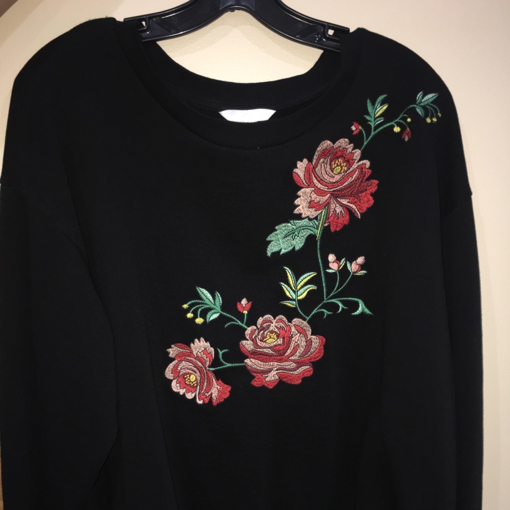 Black rose embroidered sweatshirt